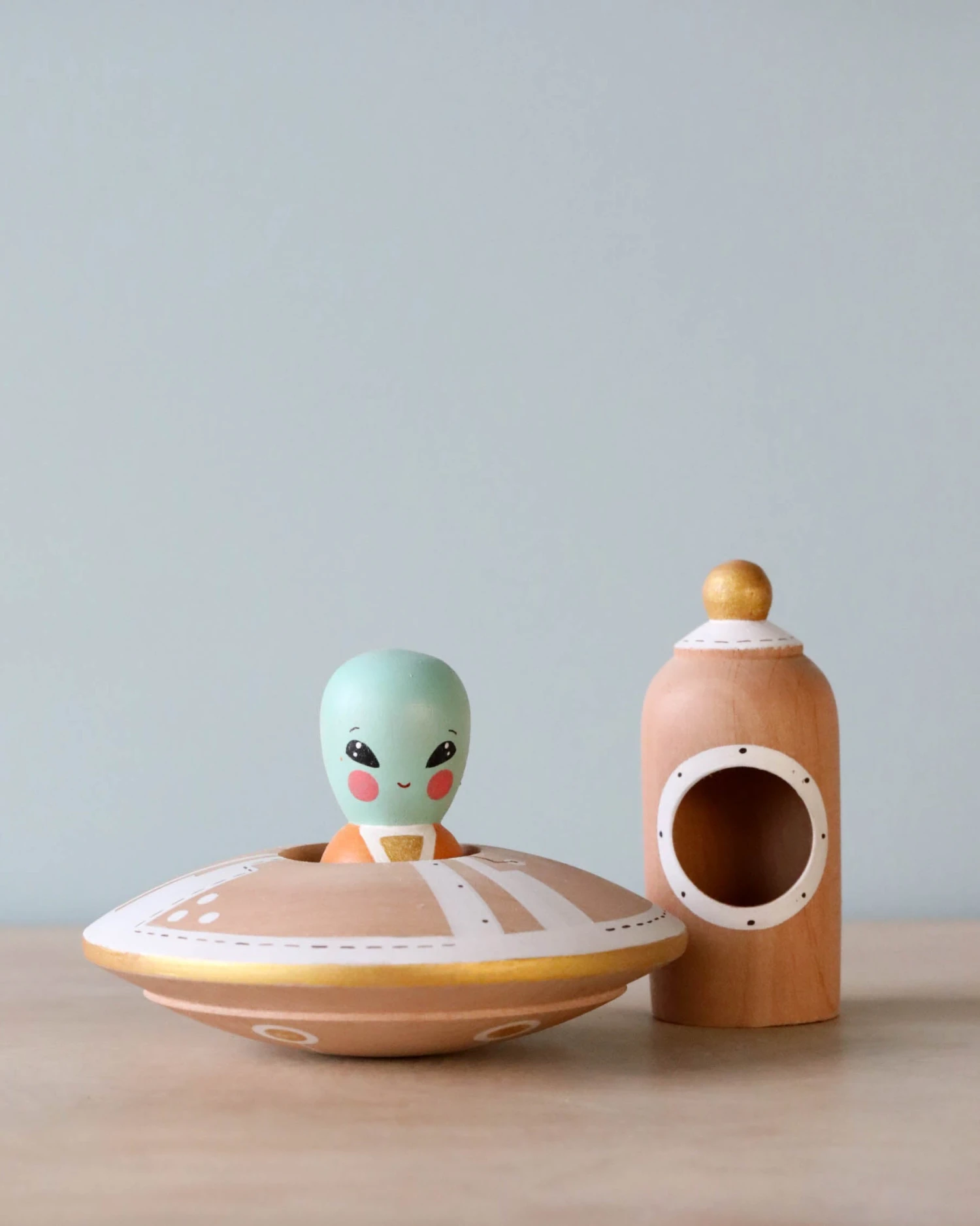 Handmade Wooden UFO With Alien 6 Handmade Wooden UFO With Alien - Image 4