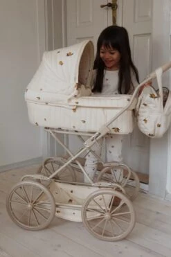 Konges Sløjd Doll Pram - Lemon -Toys Selection DOLL PRAM Doll toys KS3564 LEMON 1 3df9bc3c fff1 46bb b64a d259249a7202 jpg