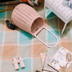 Olli Ella Rattan Luggy -Toys Selection oe luggy rose lifestyle 02 800x png